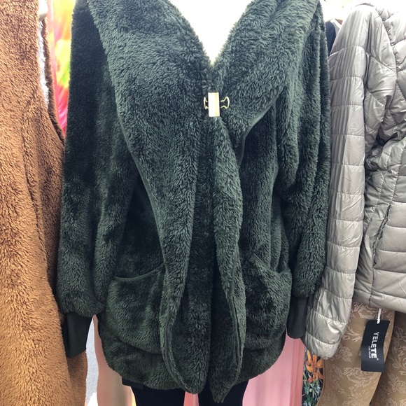 Clothes and Accessories - Picture 14 of 15